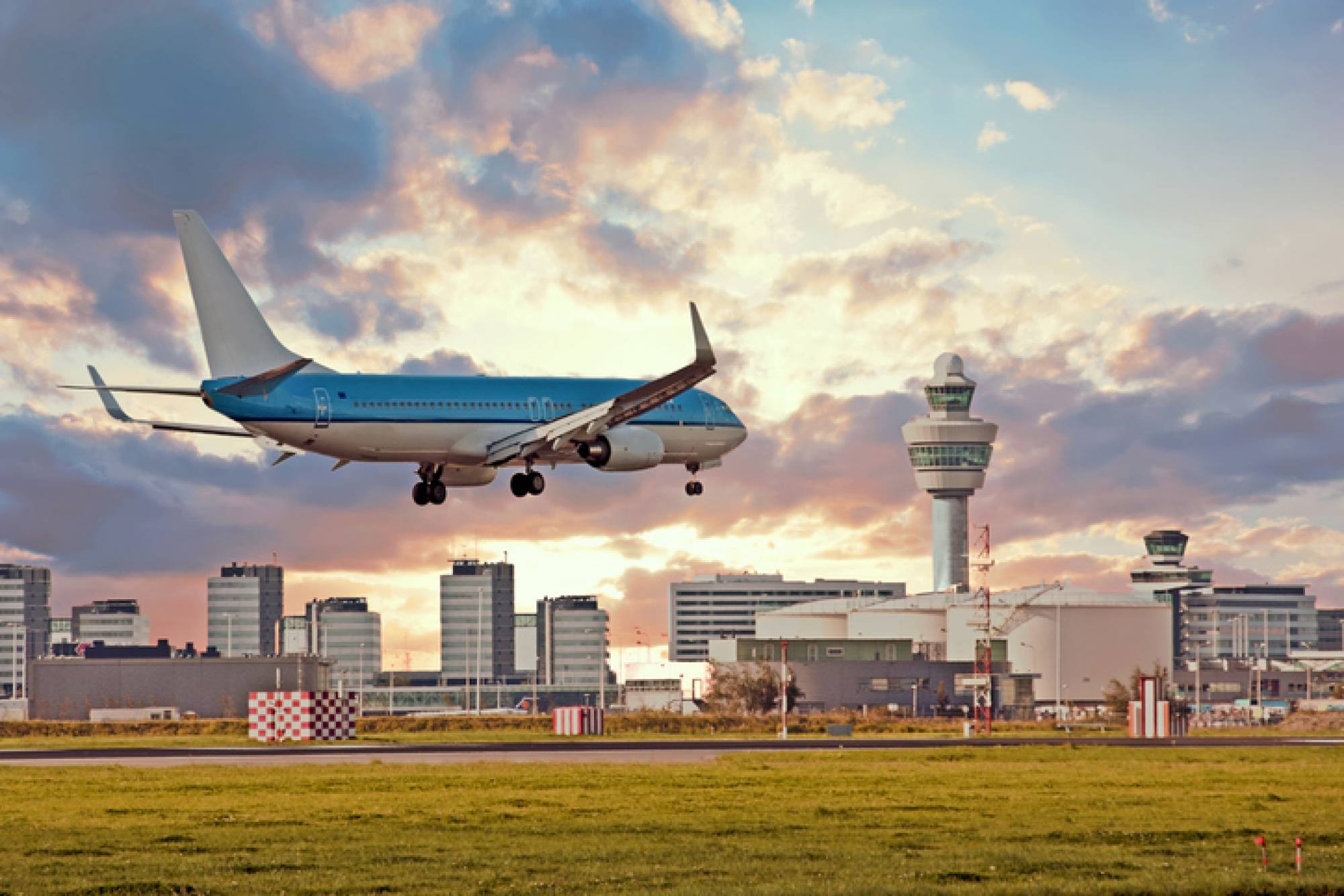 how close is the amsterdam airport to city center